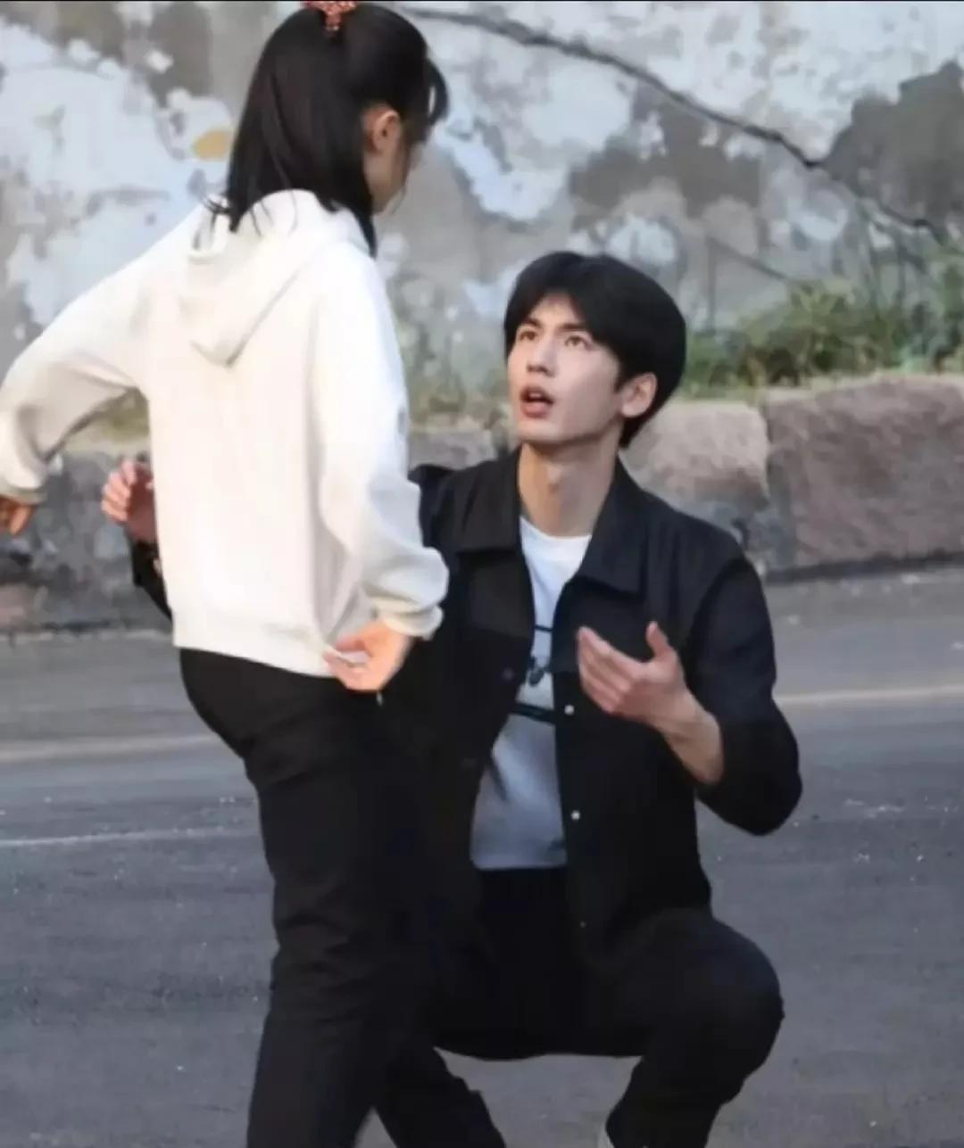 樱桃琥珀可以抬走了超绝父女CP张凌赫公主抱赵今麦像爸爸抱孩子[捂脸哭]男方太