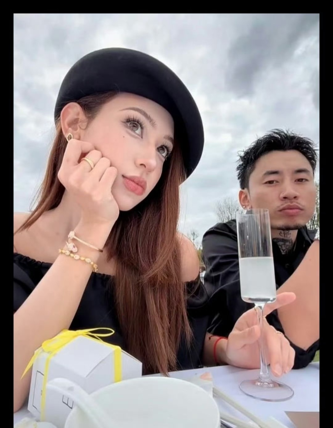 网友偶遇马思唯带女友小米喝酒，啊啊啊啊啊啊小米素颜都美死了，好小的脸，小小的脸上