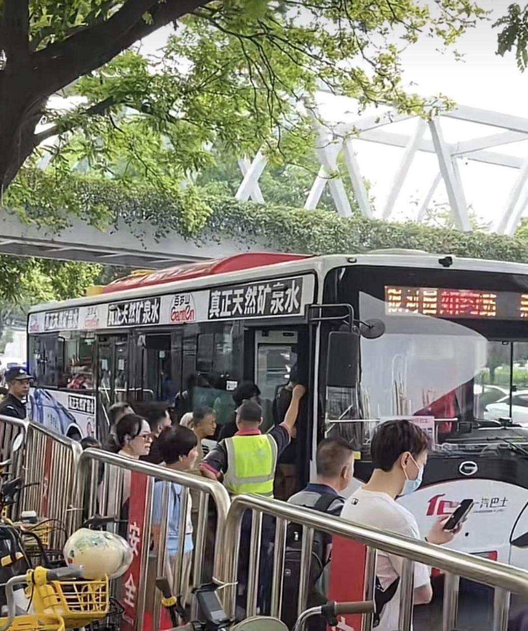 中午出门听到有人发牢骚：公交就应该把老年卡取消，有事没事都要挤公交车，就是想占便