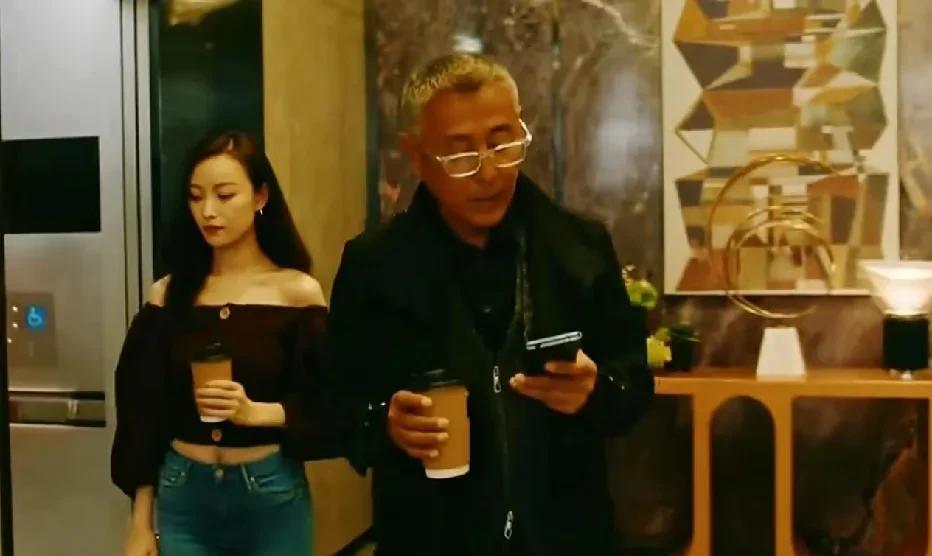看手机可比看美女有意思多了，这老头子可真是不懂风情。美女都穿成这样了，他却还盯着