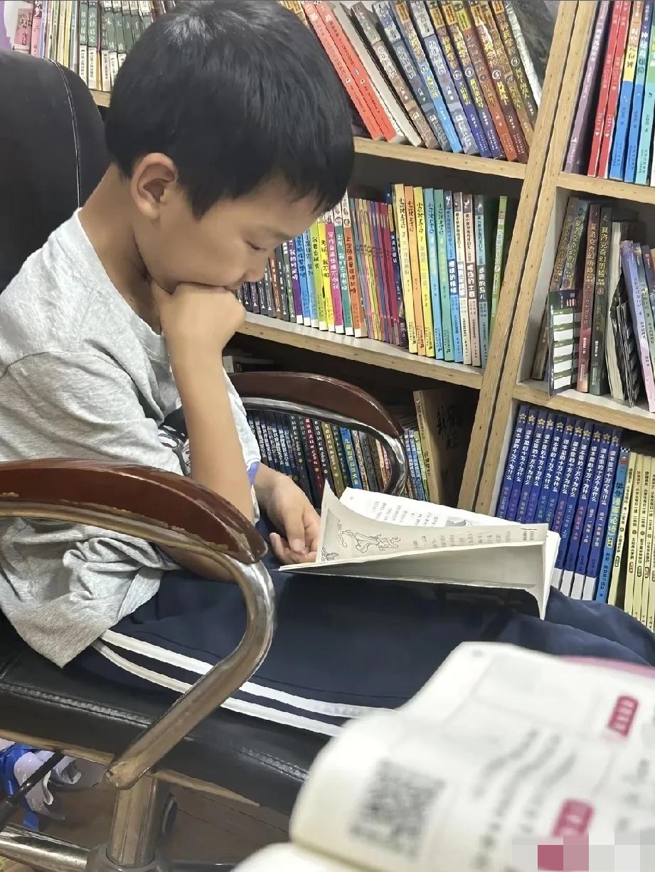 小明只有7岁,这一天放学回家,老师给了他一块巧克力,说这是奖励他这段时间学习进步