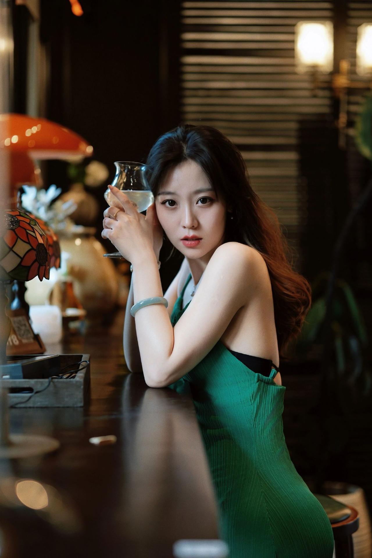 美女的美丽体现在何处呢？色彩自带态度，姿态自带气场，安静站定，便是全场焦点。