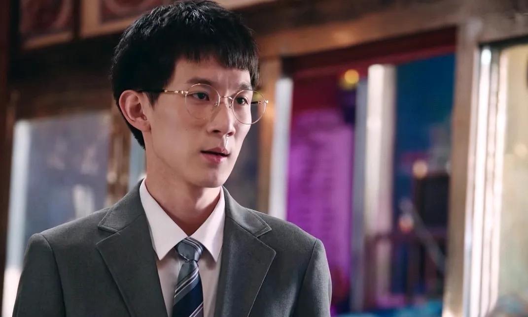 《利剑·玫瑰》原来骆晓宇只是因为脚底有两颗痣就被拐了，港城商人母振良想收养一个孩