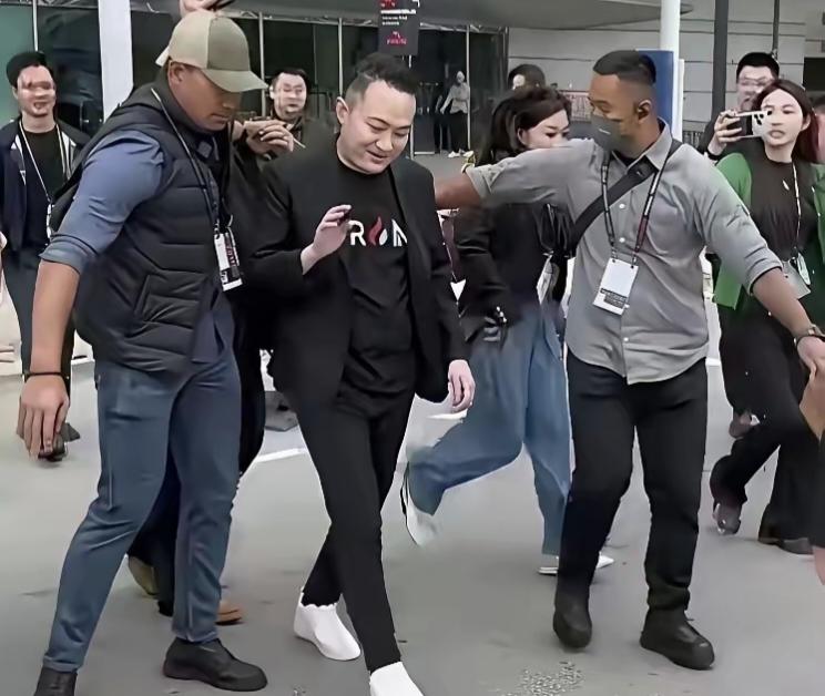 孙宇晨会场外被拍到，两米人墙引热议，这排场一线大明星都比不了孙宇晨从香港Bit
