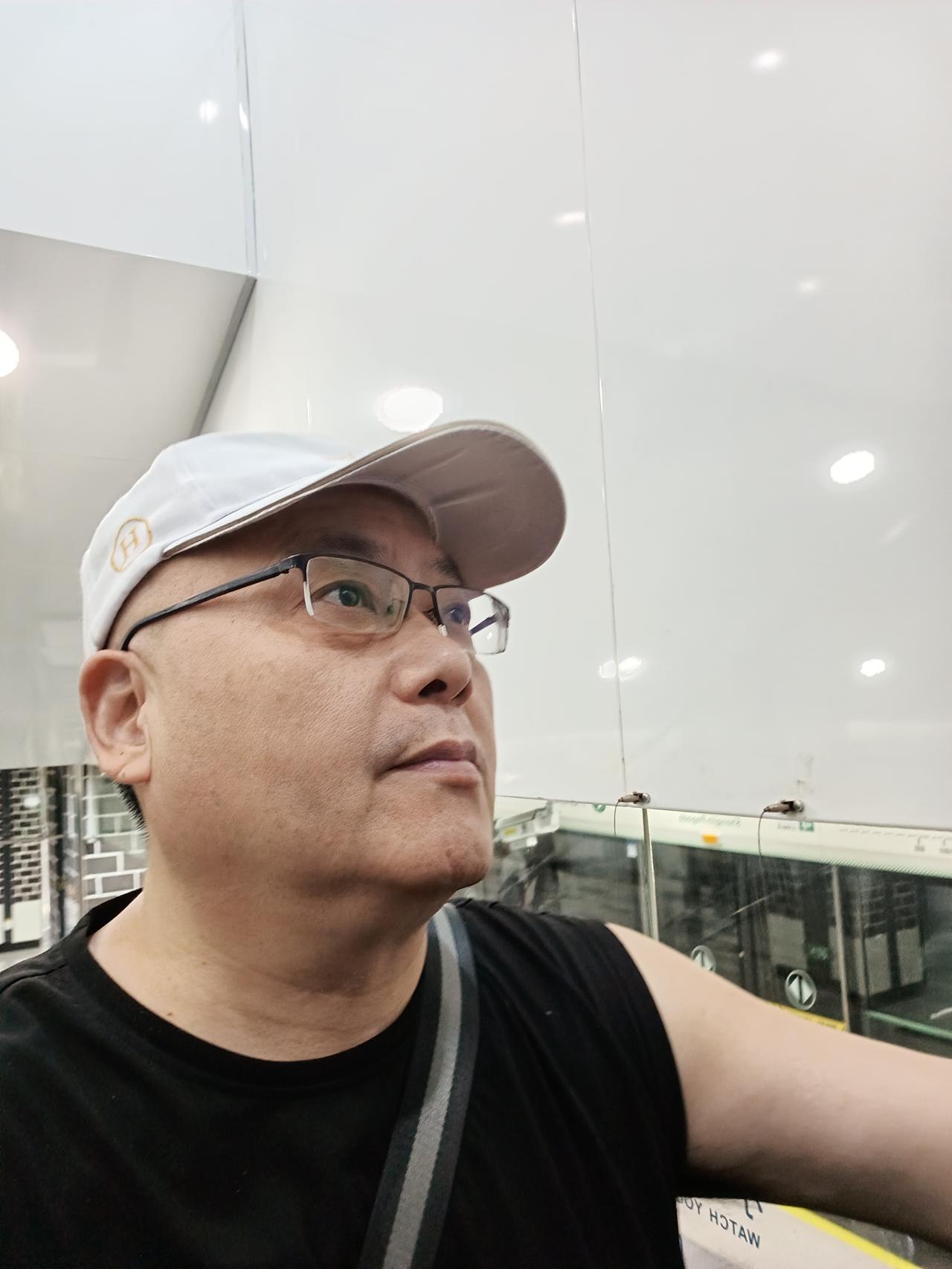 有网友问我，老王，明天是中秋节了，你女儿给你包了红包吗？有送过节礼物吗？实话