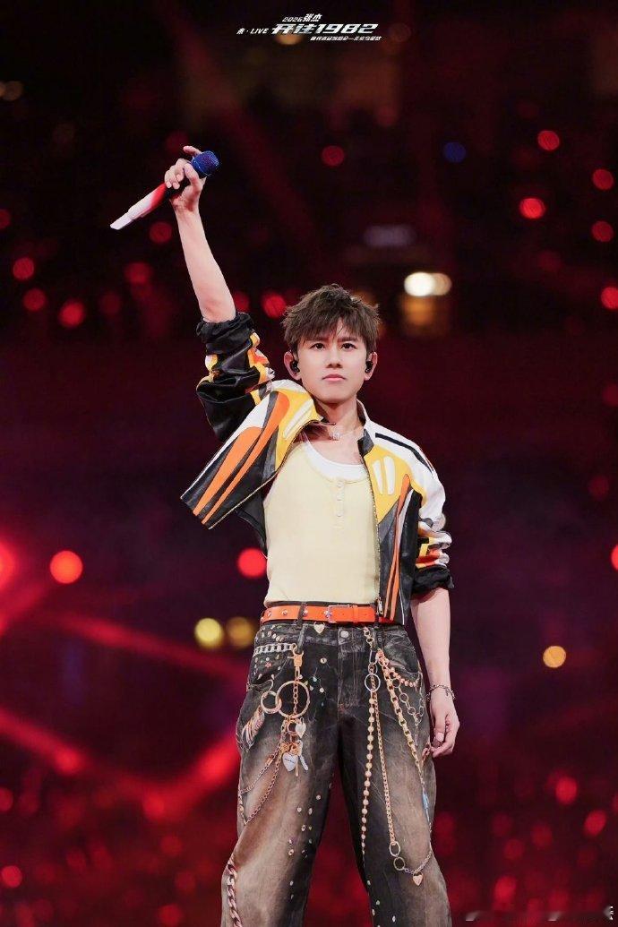 张杰别抽他了抽我张杰现场抽观众上舞台现场抽观众上台，张杰用最直接的方式回馈歌迷的