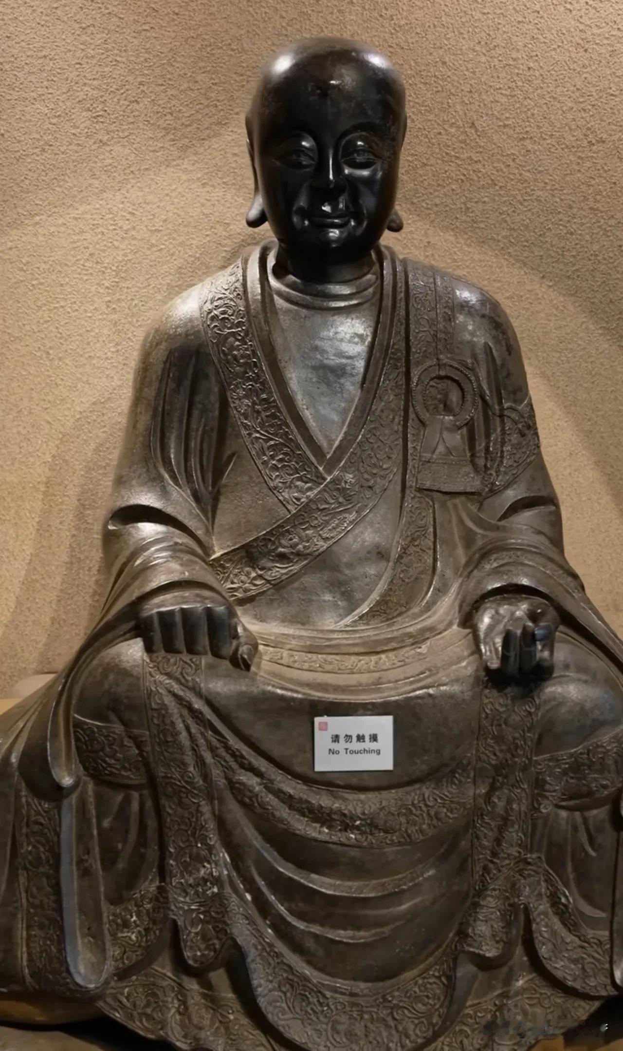乍一看这两尊罗汉还真挺像！但很大概率不是同一尊啊，看了马未都老师的讲解后，是有可