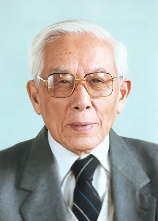 1993年，耄耋之年的前北大校长周培源晨练归家，对着妻子说：“我很爱你！”妻