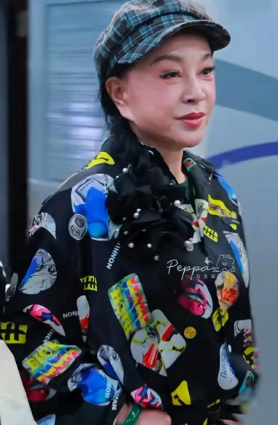 刘晓庆这耳垂，快与嘴角齐平了，说不出来像什么，看着实在是太怪异了！