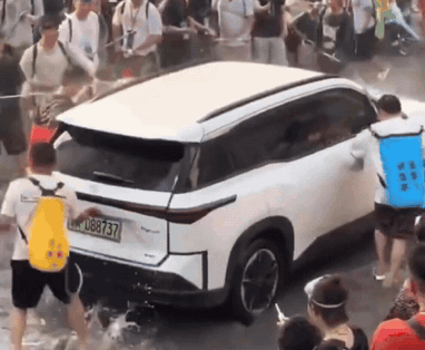 泼水节图的是个开心、乐呵，这样搞就有点太坏、太不道德了吧？