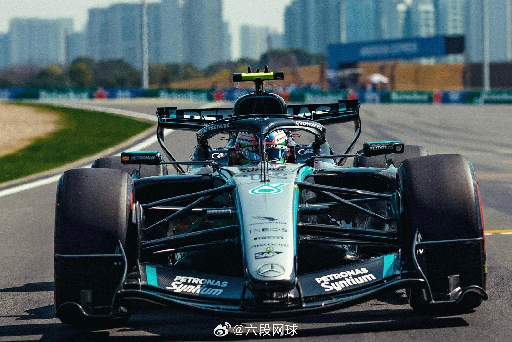 AMG带你追F1这狠AMG从1954年近乎统治的银箭，不止在赛道缔造冠军，更在