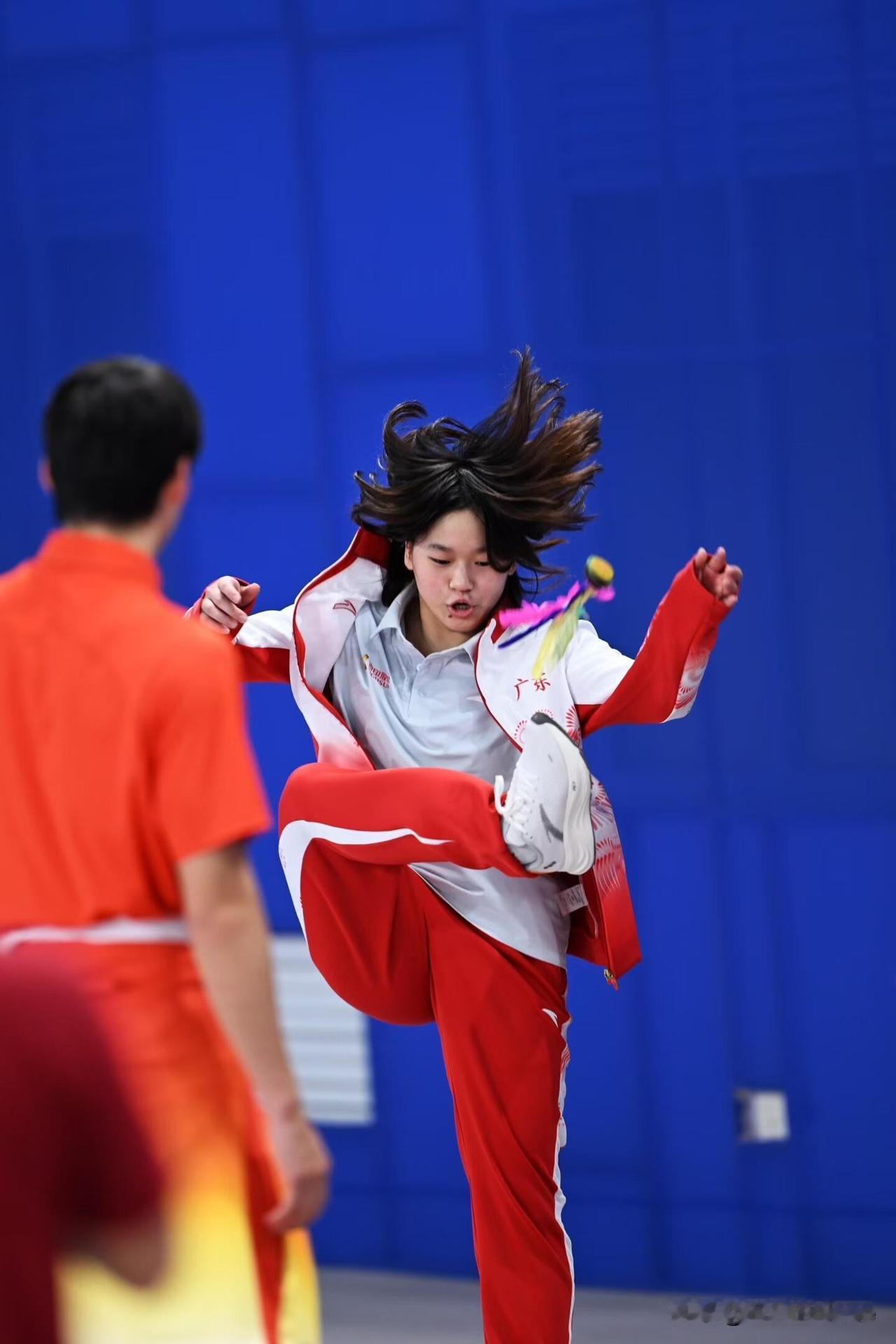 11月12日晚，全红婵与队友陈艾森、陈艺文等人连线直播。全妹的人气太高了，观看人