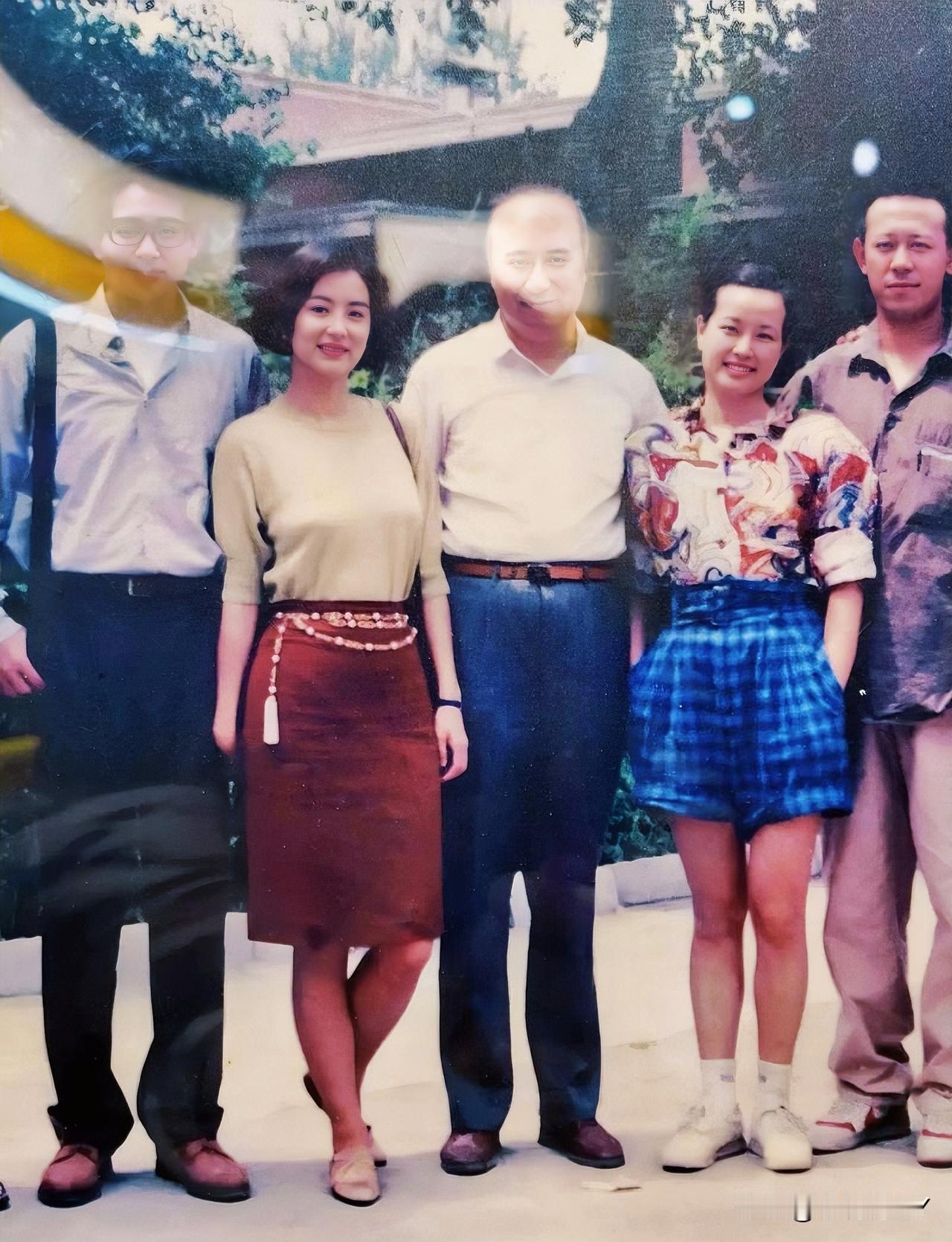 一九九零年，林青霞与刘晓庆同框的合影留念照，彼时两人都还很年轻，谁更漂亮，一目了