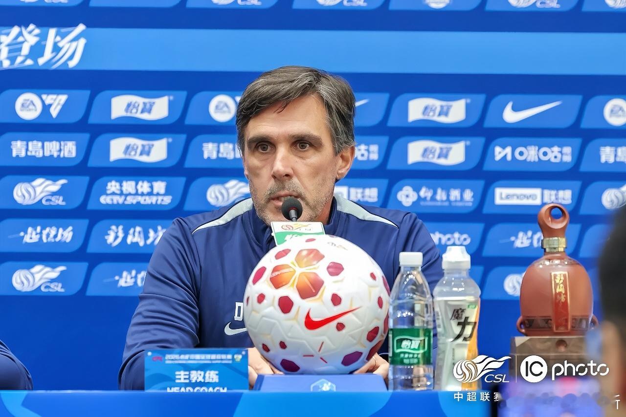 中超河南队4月10日下午，河南彩陶坊主教练拉莫斯携阿卜杜肉苏力出席了赛前新闻发