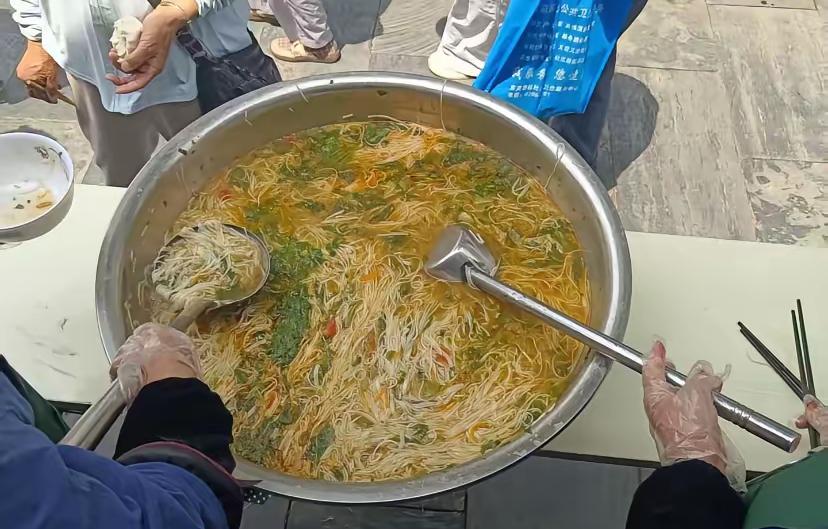 面条干净，美味。[赞][赞][赞]。有些人一辈子也没吃过真正的面条，不带防腐剂的