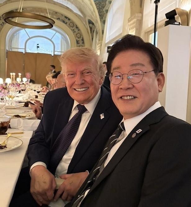 李在明发文回应特朗普的指责，阴阳怪气回怼特朗普，却用三段彩虹屁把“不”字藏得严严