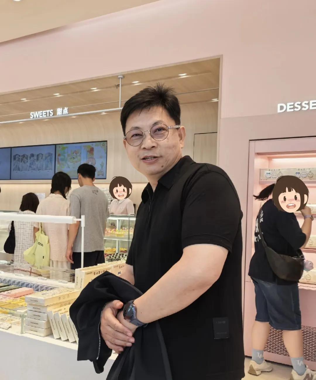 偶遇余总买好利来蛋糕！7月27日一大早，有网友分享在深圳福田星河COCOPark