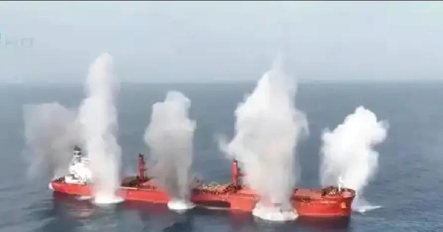 胡塞武装击沉“魔法海洋号”，炸出很多行走的五十万。胡塞武装击沉“魔法海洋号”西