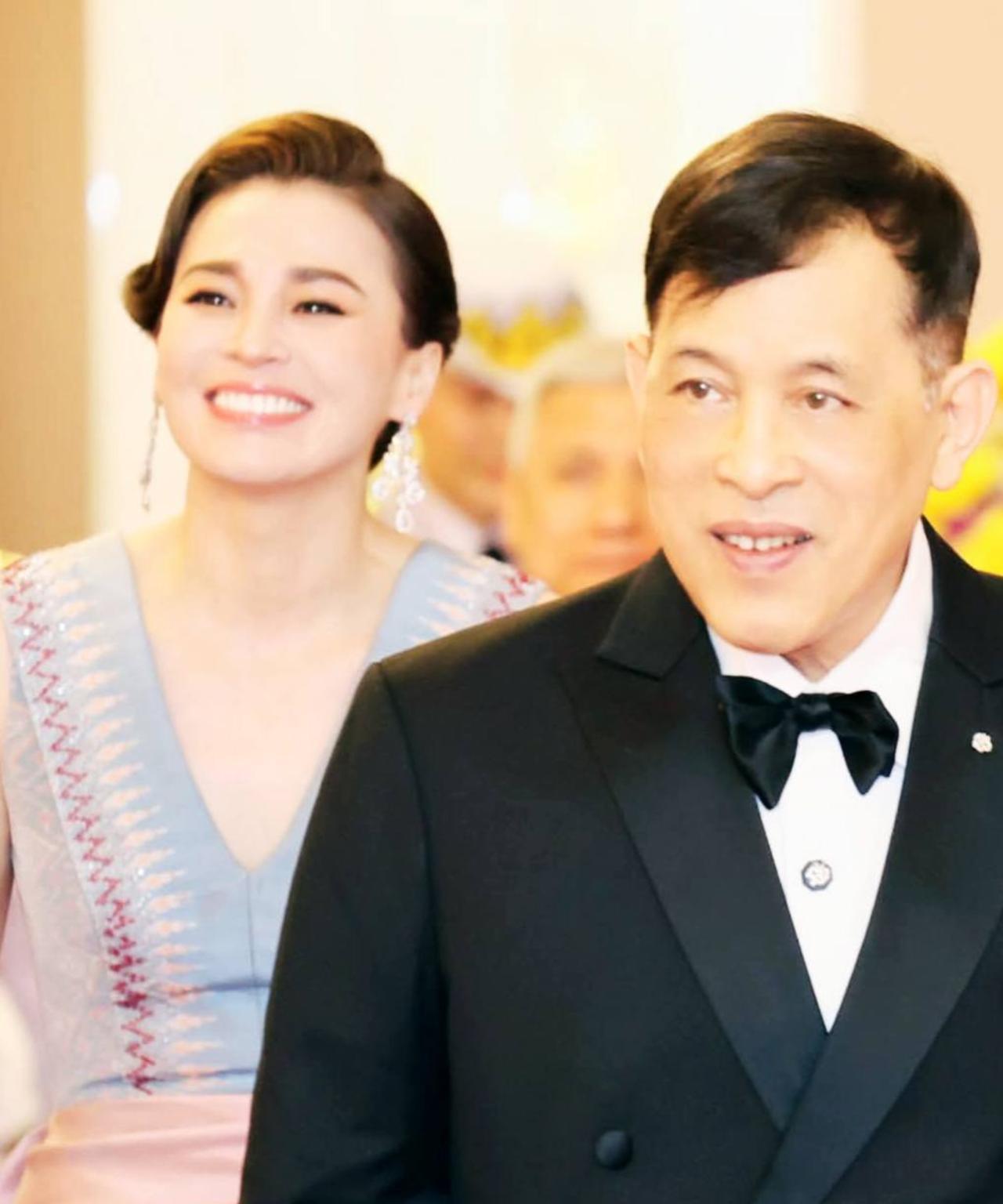 苏提达王后笑容自信，脸上终于有了松弛感晚宴精修图惊艳亮相，苏提达白皙貌美，自信