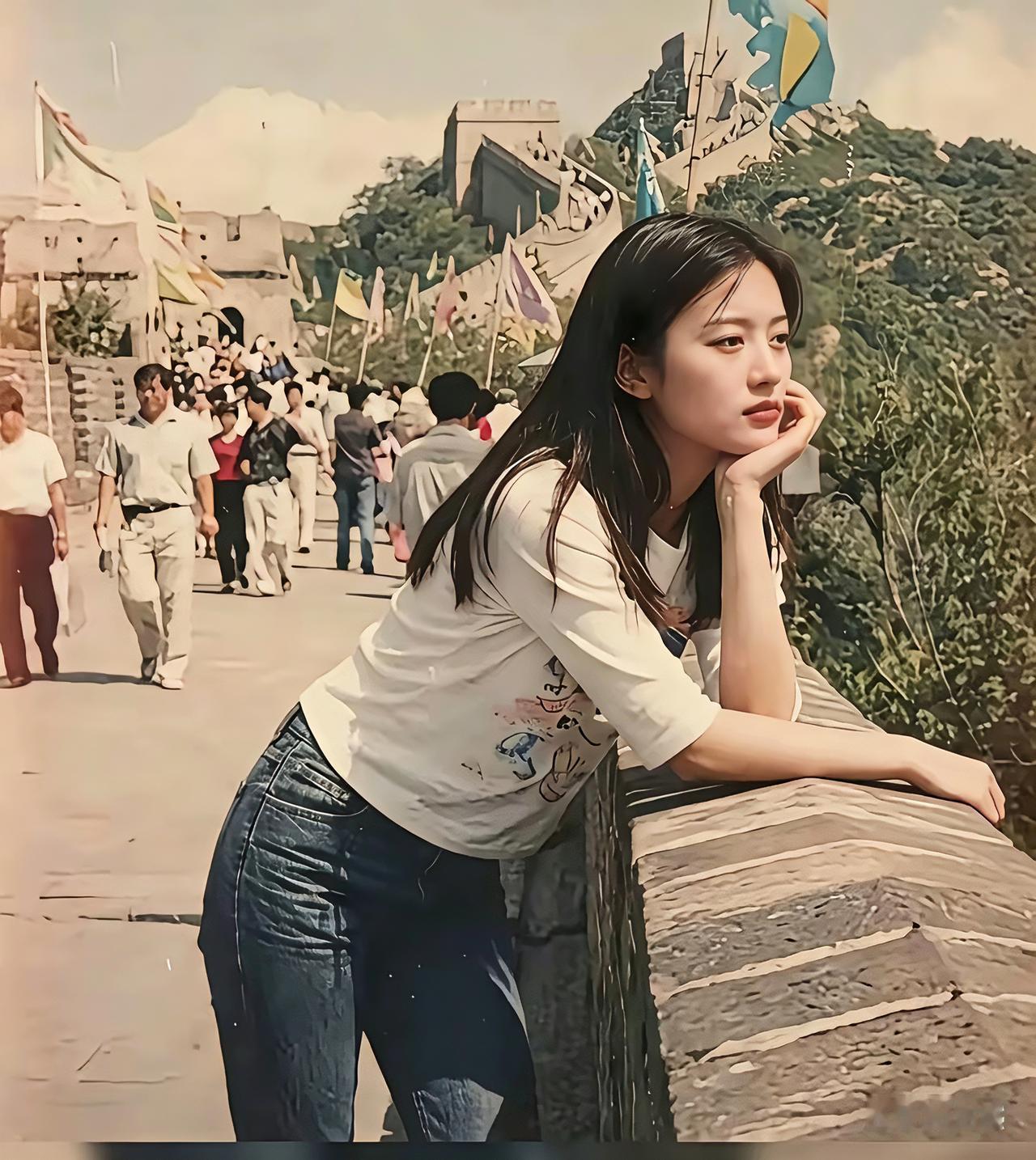 这是1999年在北京八达岭长城，一名清华大学学生拍照图片。真是人间绝代，天上无双