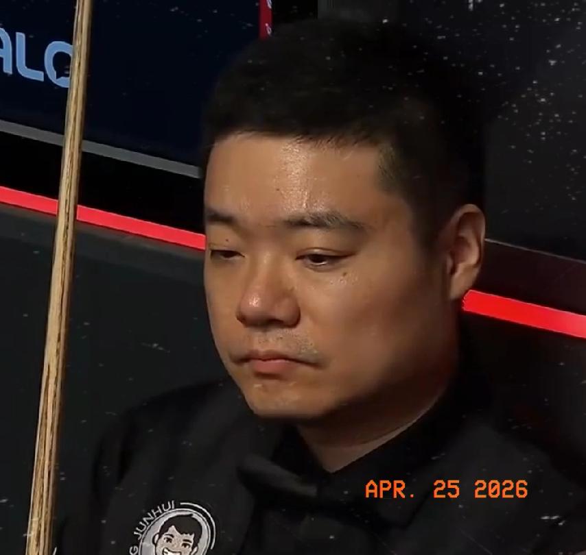 第10局，赵心童长台准进先上手拿60分，母球走位失误进攻中断，防守中丁俊晖抓住机