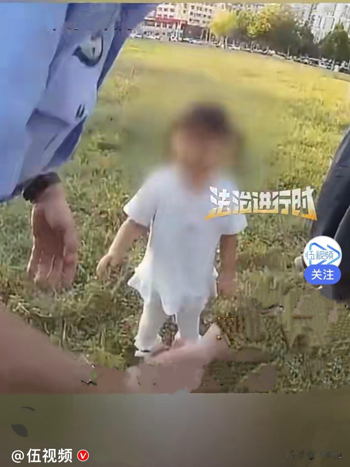 萌翻了……近日，河北石家庄一位可爱的小萌娃跟爷爷出门，不小心和爷爷走散了，小小