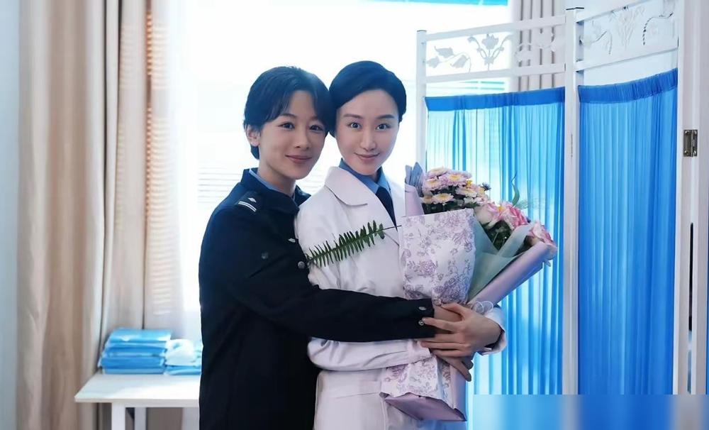 她叫朱梦瑶。杨紫的闺蜜，北电科班毕业。26岁，嫁给了导演李雪。李雪大她1