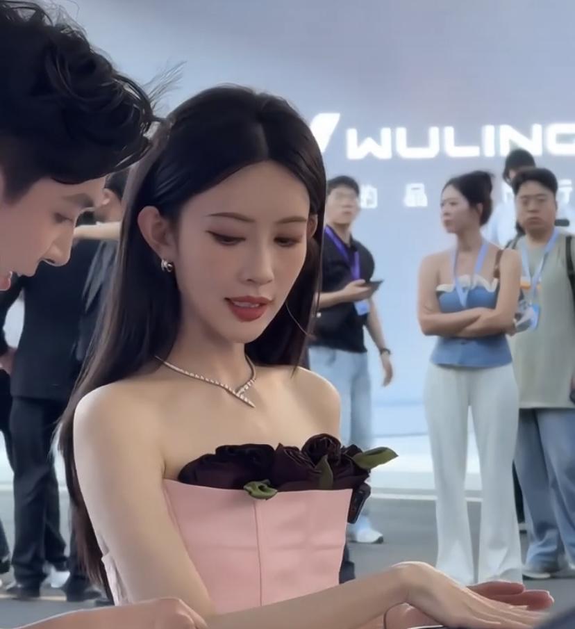 孟子义穿粉色裙子参加活动简直美出圈了！有次时尚活动，她身着粉色抹胸长裙亮相，
