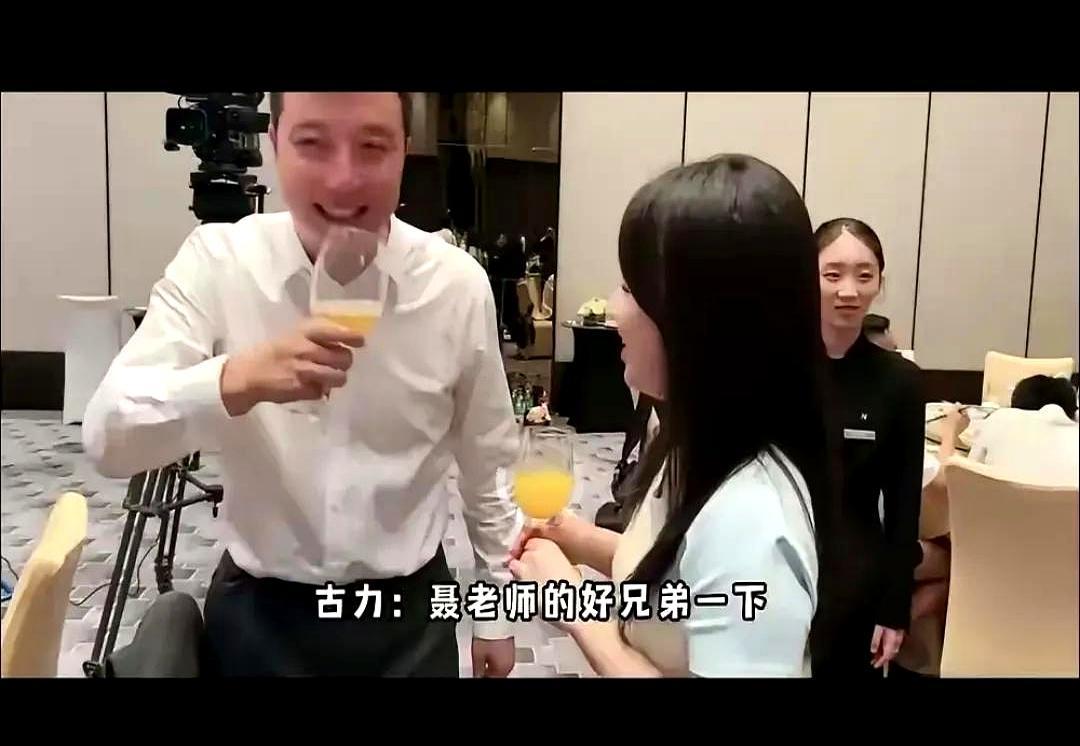 聂卫平一句哥们，把战鹰抬成同辈2023年亚运解说间，聂老拍着战鹰肩膀叫哥们