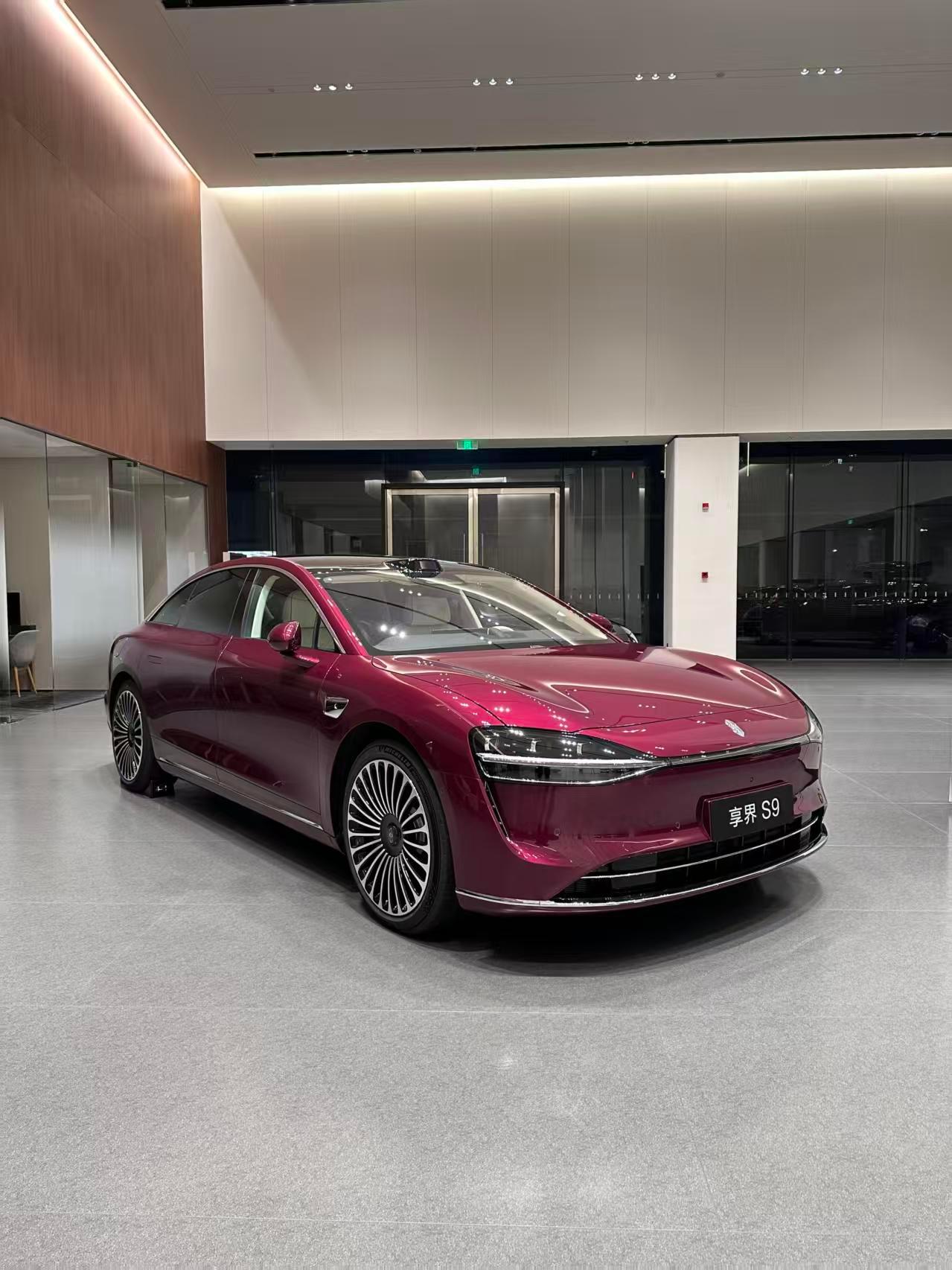 享界S9这气场太强了，路上回头率超高。华为的智驾靠谱，长途开起来能轻松不少，信赖