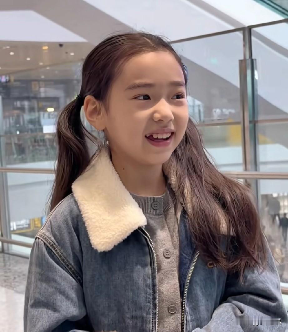 小酒窝太可爱了，一点也不矫情，不怯场，自信，美美哒！