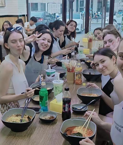 中俄免签之后，大量肤白貌美的俄罗斯女孩涌入中国。本来就女多男少的俄罗斯经历三年多