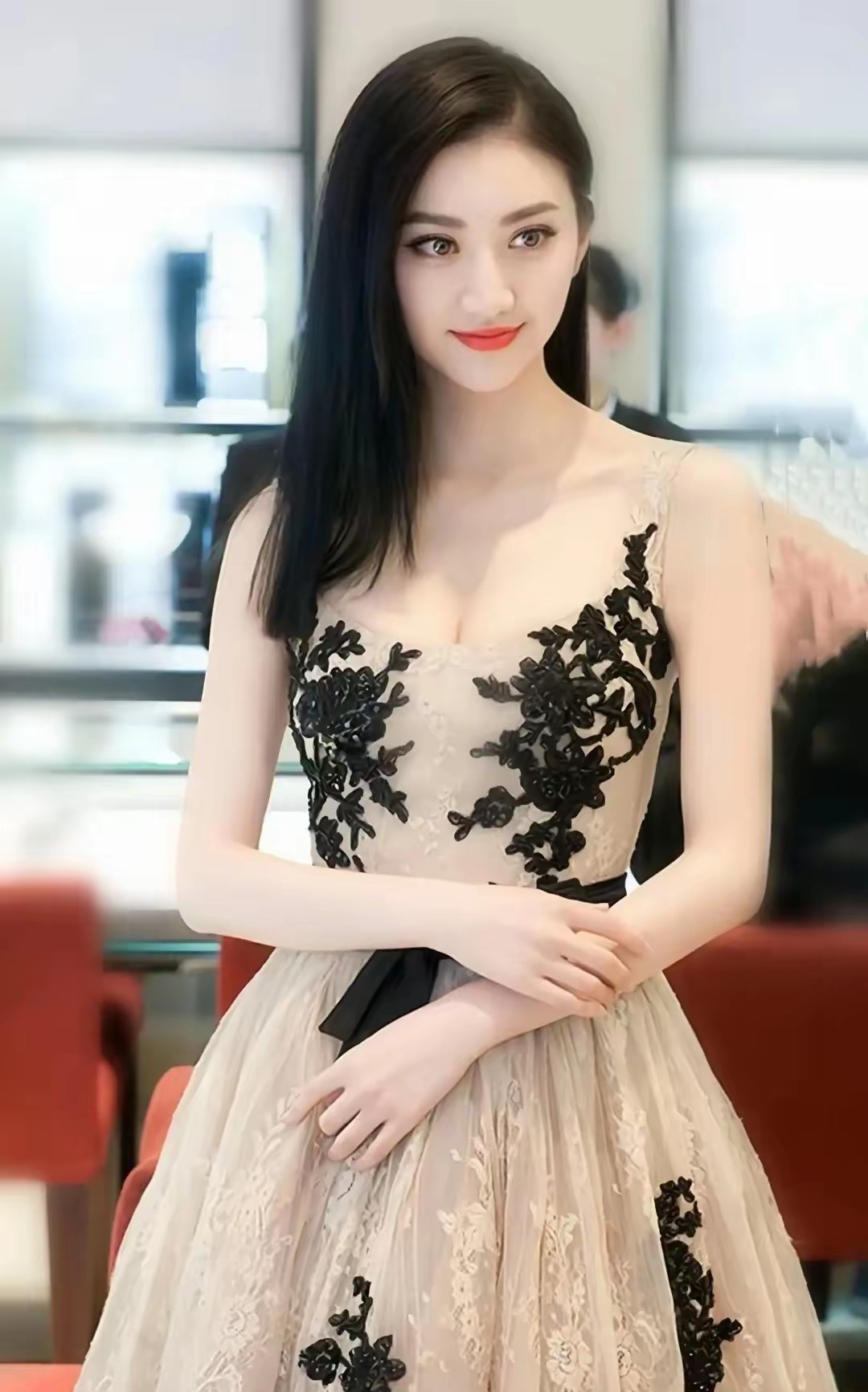 景甜最新写真曝光，一袭白色紧身衣勾勒出优雅曲线。这位实力派女演员不仅演技在线，身