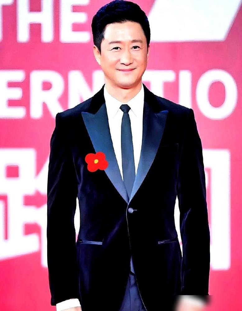 吴京这回是铁了心要跟流量划清界限，陈丽君在海报上被挤得快找不着人。名字生生掉