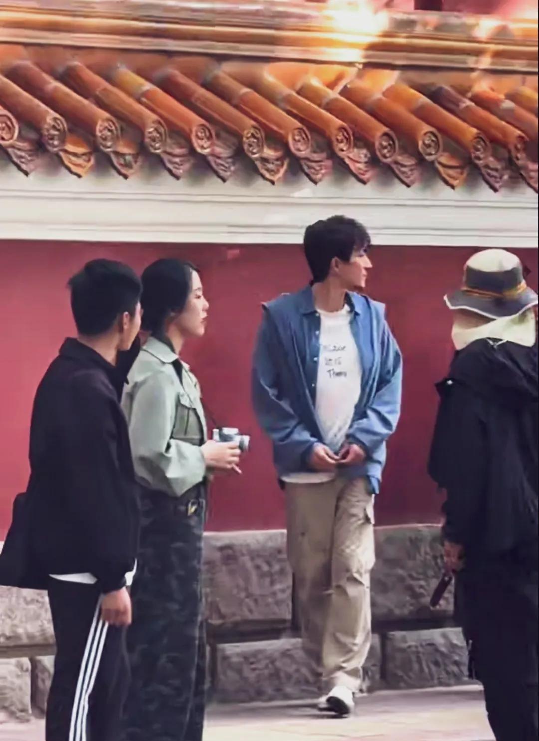 林更新把自己弄得这么潦草，头发蓬松凌乱，还留着小胡子，身形消瘦，抠手手、眼神无助