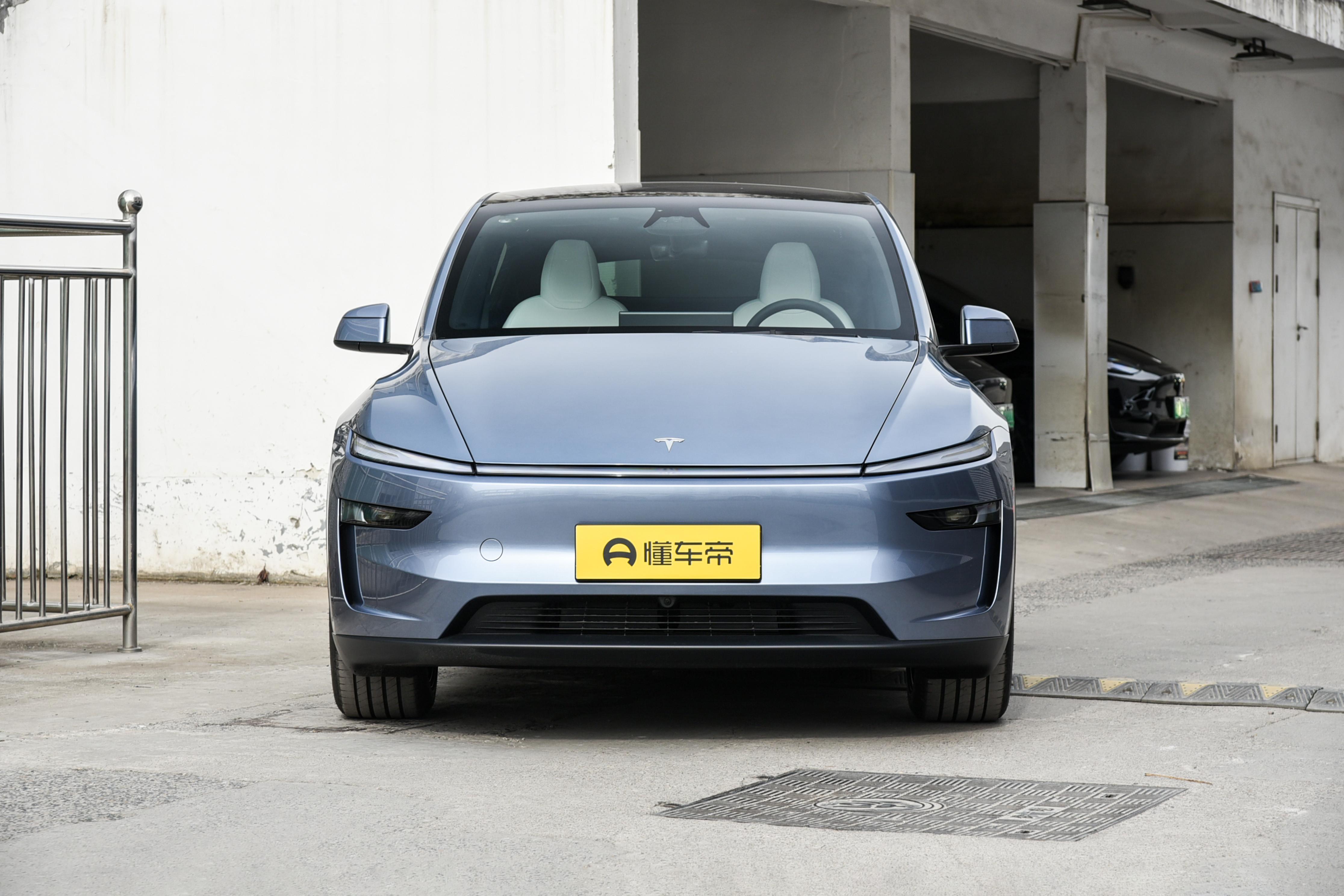 特斯拉ModelY：大街小巷出镜率居高不下，极简内饰风格争议一直没断，很多人吐槽内饰像毛坯房。整体的