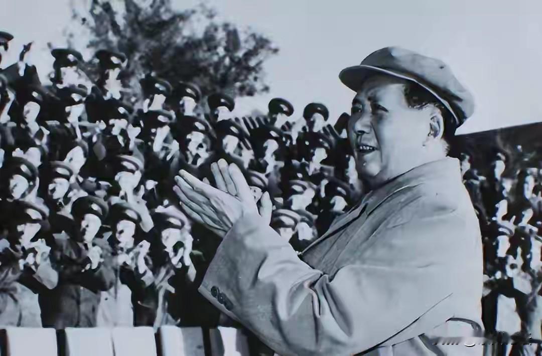 为什么六五式军装没有军衔肩章设置。毛主席说:军队是人民的军队，要为人民担责。所以