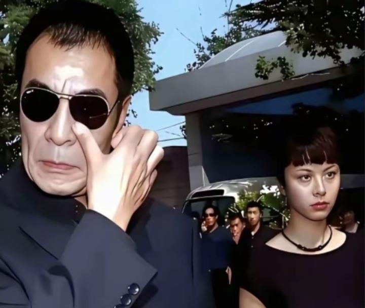 追悼会上那十秒，刘威哭到几乎昏厥。记者镜头对准他时，他却突然抬头问了句：刚那角