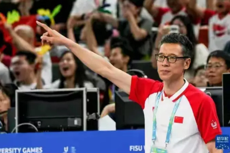 我原来以为这个李笋南是个书呆子教练，毕竟是学院派代表，还有教授头衔加身，戴着一副