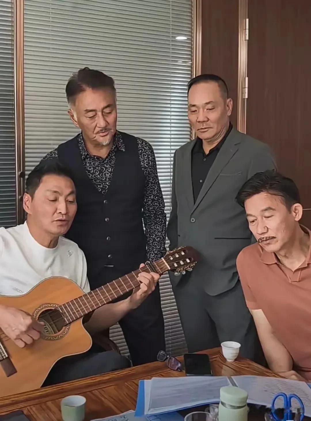 感觉何家劲思维还停留在上世纪，已经落伍跟不上自媒体时代了。他近期找了一大堆明