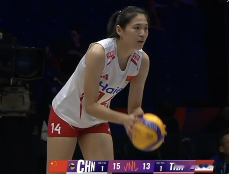 中国女排天降奇兵解盛钰，第三局替补上来非常惊艳，大气沉稳，这一局可是相当得体，可