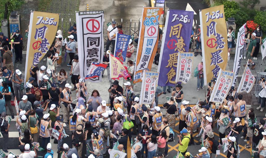 "这人"至今未公开表态挺罢免港媒断言:难凝聚绿营支持者。首轮大规模罢免投票将于