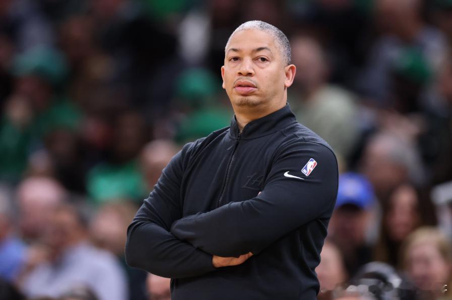 NBA常规赛，快船109-111惜败魔术。赛后，快船主帅泰伦·卢接受了记者采访。