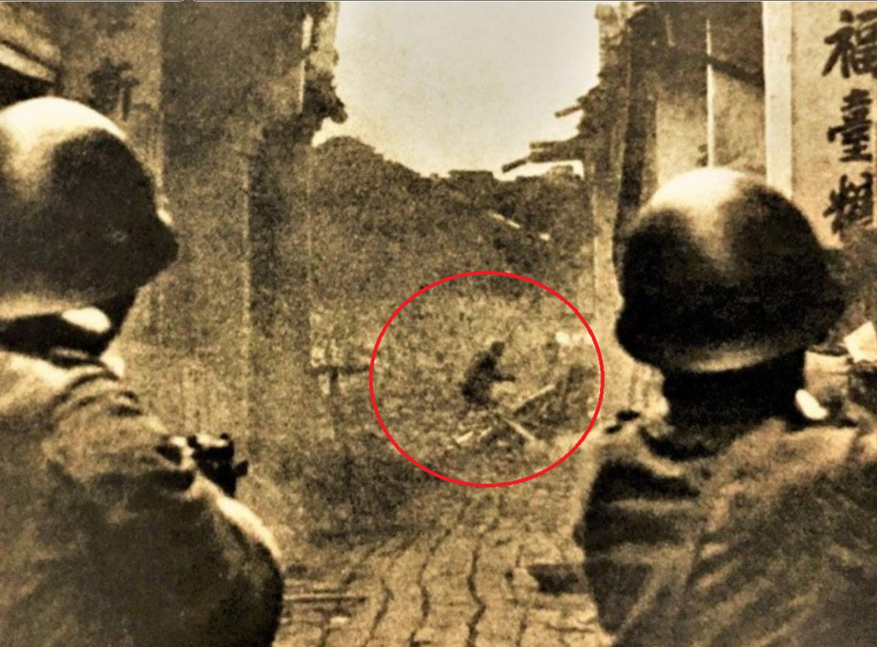 这不是电影画面，也不是拍戏镜头，而是日军摄影师镜头下的真实照片。这是一位在日军枪