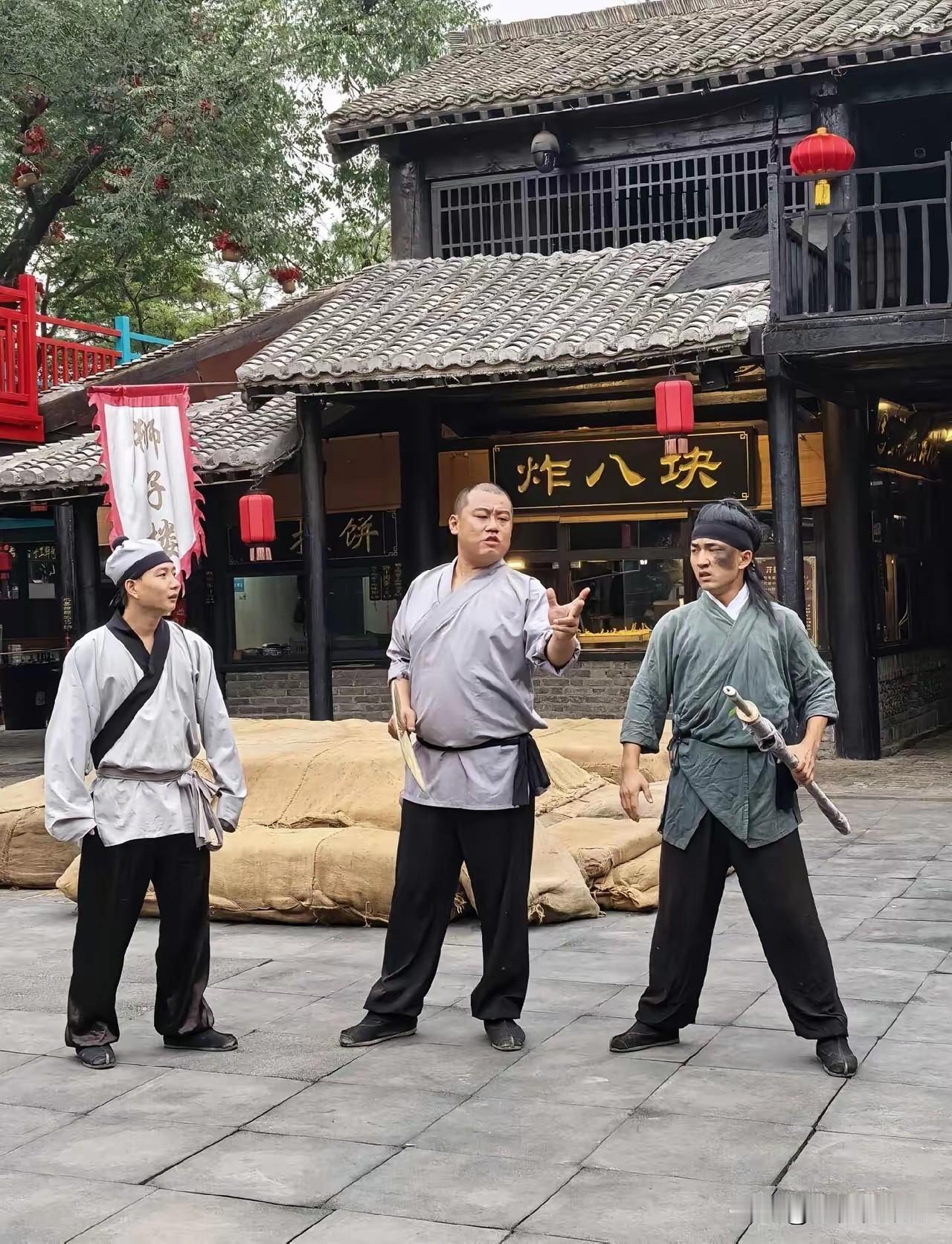 想知道万岁山到底靠什么赚钱呀？20多万平的景区，100块钱门票玩三天；园区餐饮