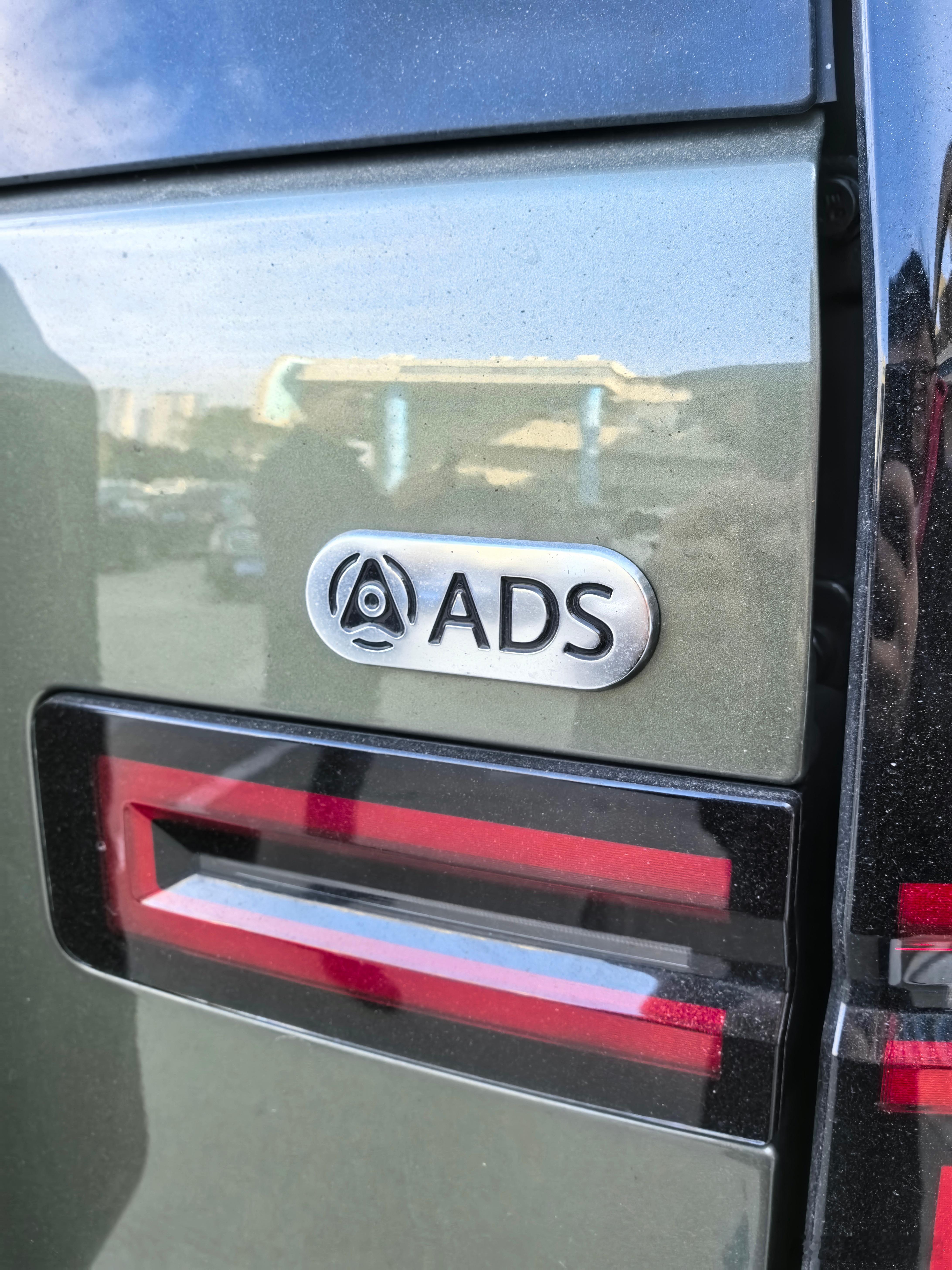 遇到了一位美女车主开的猛士，这个离地间隙真的夸张有华为ADS加持，她泊车也是轻