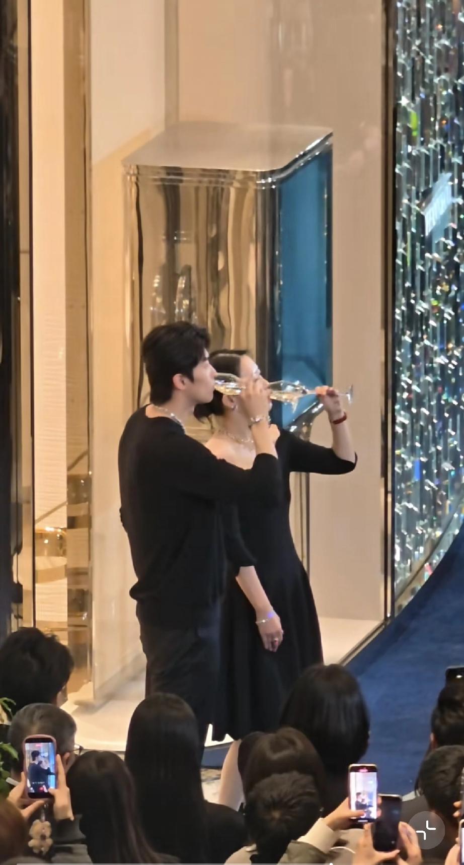 游泳名将汪顺在美女富婆面前害羞了!2月1日，汪顺现身上海参加蒂芙尼的活动，他