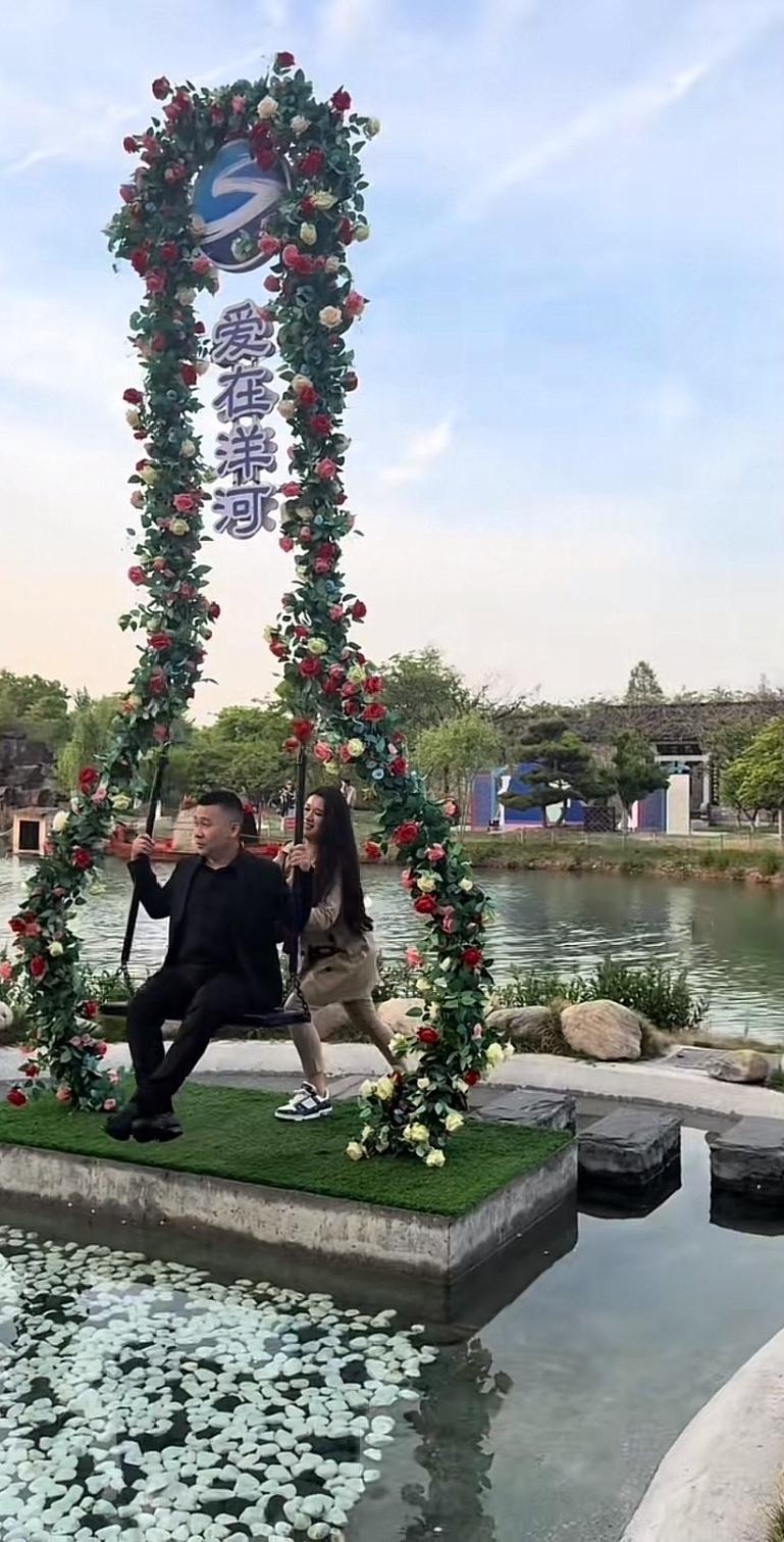 江苏沛县拓瑞集团徐总，胆子真大，带着小秘书去洋河酒厂参加活动。活动间隙，徐总在一