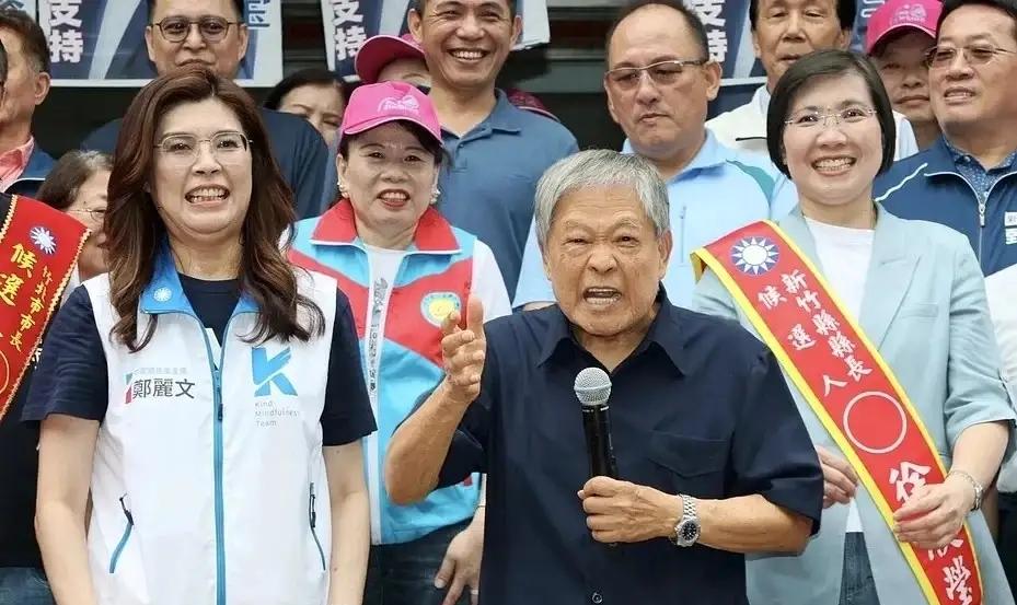 被当众狠批，郑丽文今天肯定后悔了，早知道就不去新竹县了。原本她专程南下新竹