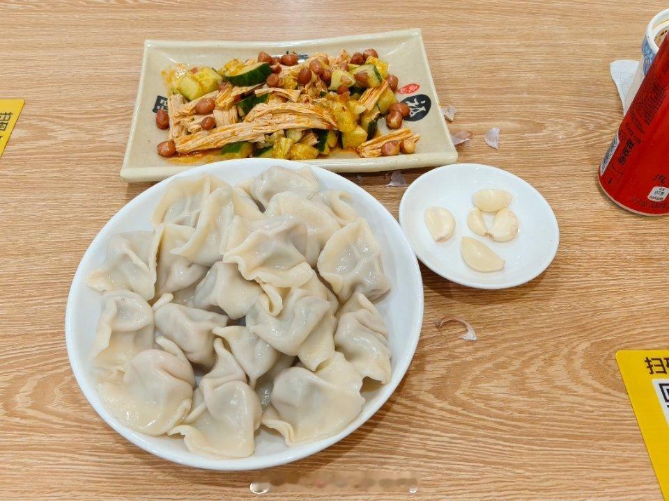 作为一个南方人我超级喜欢吃水饺。最爱馅料排名Top5:茴香肉荠菜肉酸菜肉青菜